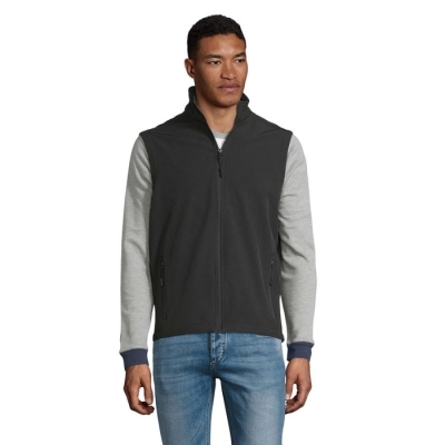 Race bw men softshell